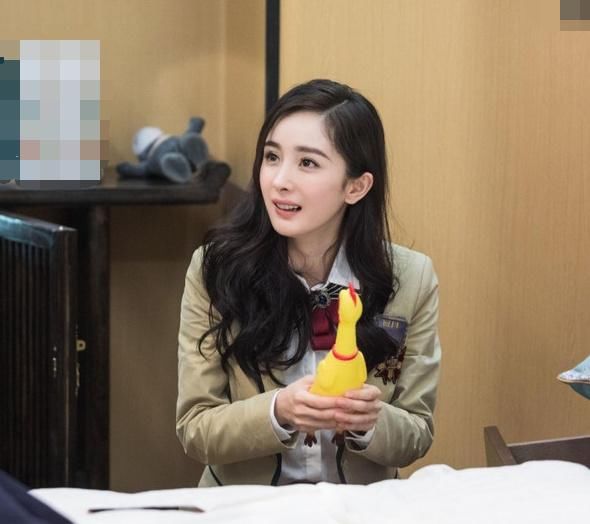 杨幂变学生妹,邓伦魏大勋秒变迷弟眼,杨幂处女