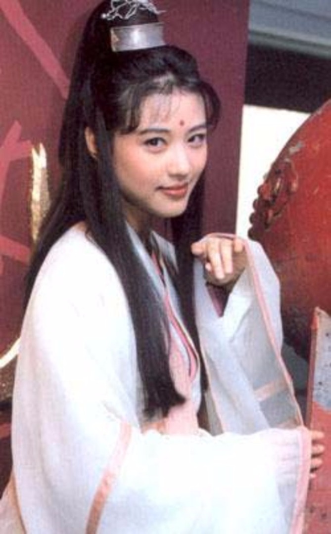 周海媚，籍贯广州，满族镶白旗人，香港女演员。曾就读于丽泽小学及顺德联谊总会谭伯羽中学。