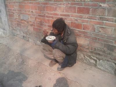 为什么乞丐每天在路边吃了那么多垃圾堆那脏东