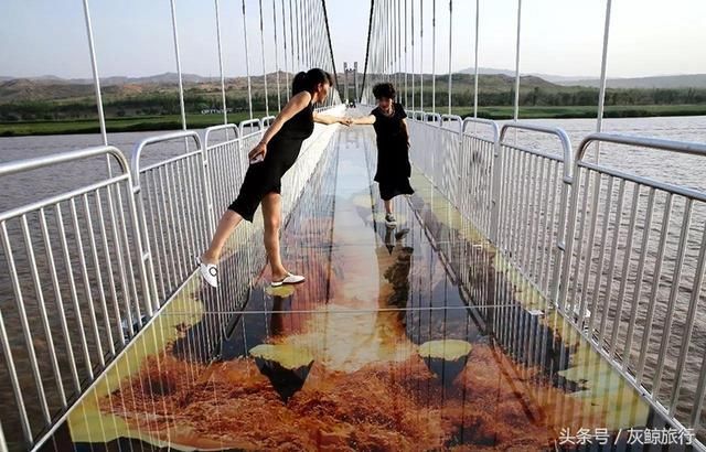 国内现在流行玻璃栈道,而沙坡头的黄河3D玻璃