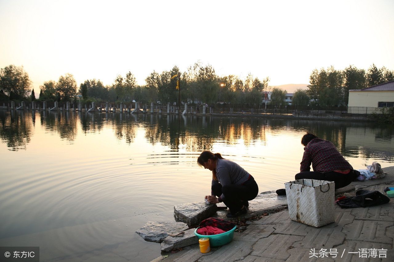 农村妇女河边洗衣服,这河水能把衣服洗干净吗