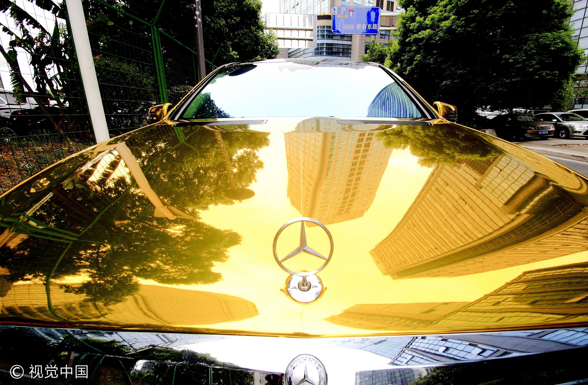 土豪金奔驰跑车。