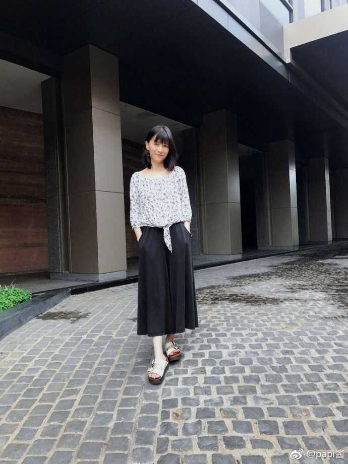 网红清流papi酱晒素颜生活照 气质文艺