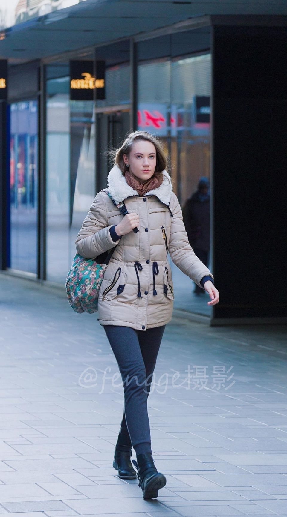 街拍:友好的瑞士姑娘,她那双蓝灰色的眼睛让人久久不忘