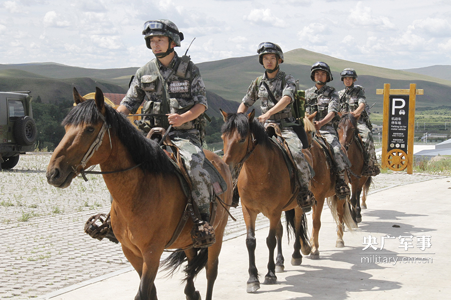 骑马巡逻的边防官兵.李晓波摄