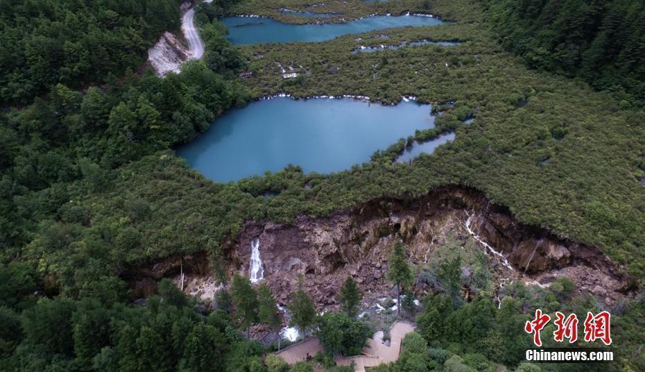 空中俯瞰震后的九寨沟:诺日朗瀑布垮塌
