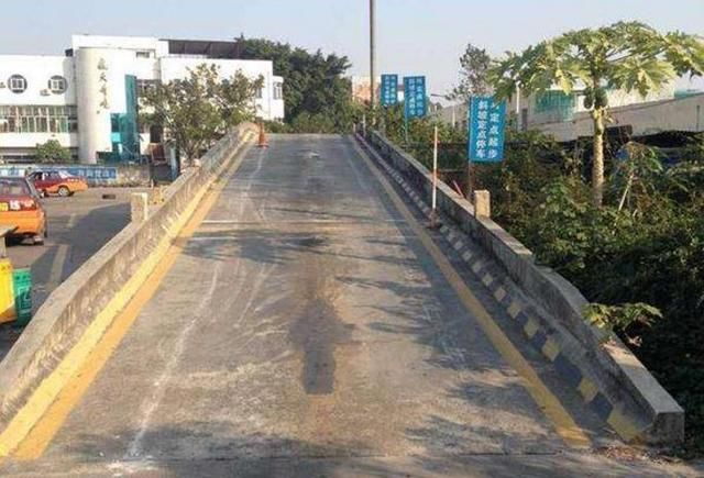 目二坡道定点停车如果看右边车与线的距离30公分