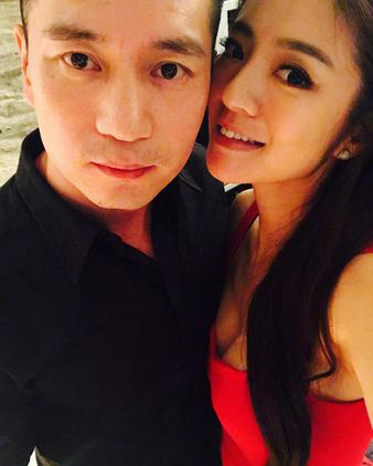 向以丞的好友周晓涵,林舒语,李宗霖等人纷纷现身出席婚礼,当向以丞谈