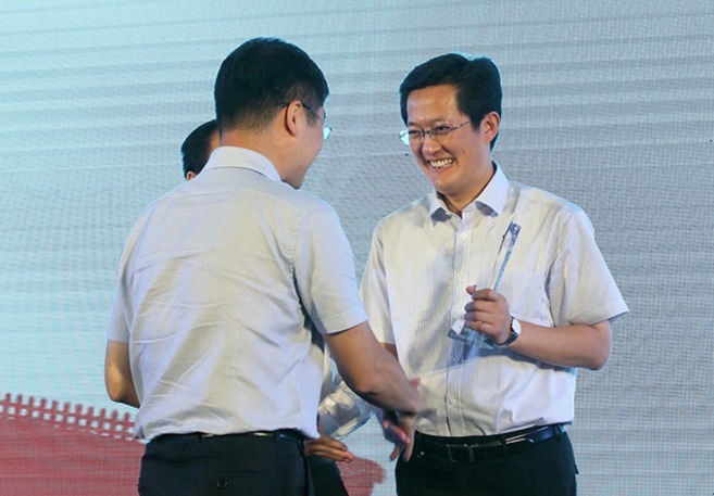 图说:泗洪县委副书记朱长途参加县域电子商务峰会