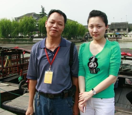 曾是央视第一美女主持人,直播中全程哭腔引吐槽,今37岁仍单身一人