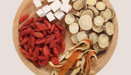 体内湿气重,甚至导致身上长痘痘?常喝这四种