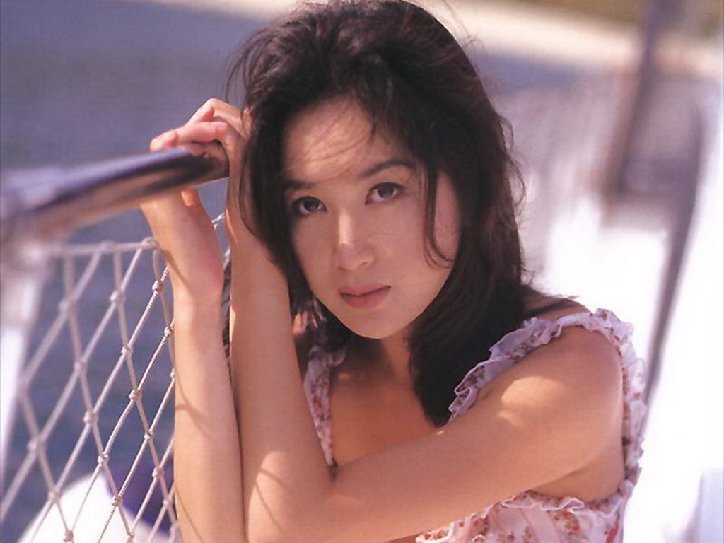 温碧霞父亲为前国民党老兵，从小就对她就进行严加看管，激起她的反抗，从小的愿望就是走出来拥有自己的天地，于是15岁财政独立、搬到外面独居，开始拍电影。