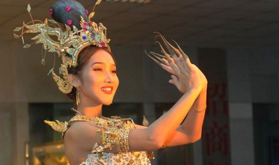 虽说泰国一向以美艳人妖出名，但并非只有人妖演出。泰国最出名的除此之外，还有热辣开放的著名“红灯区”芭提雅，不知这位老人家到了那里，是不是连命都得丢了?