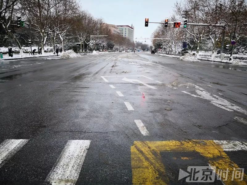 雪夜里的那一抹抹迷彩色，最让我们心安！