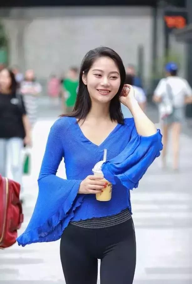 街拍高挑黑色紧身瑜伽裤挺翘浑圆小蛮腰气质甜