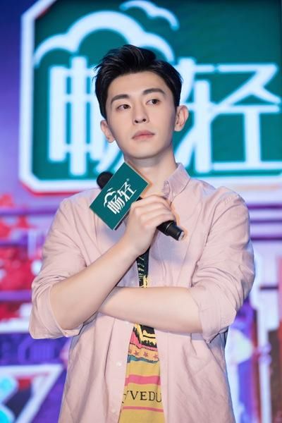 《我是大侦探》发布会 吴磊邓伦现场护粉引尖叫