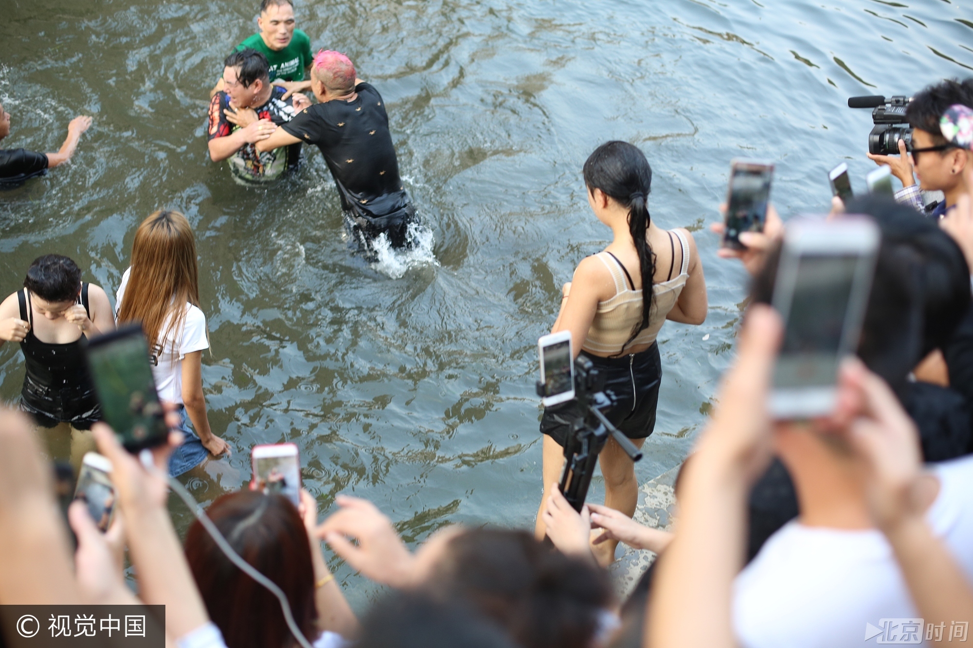 风靡全国的郑州人民公园尬舞团,今年5月被园方和警方以扰民,涉嫌商业