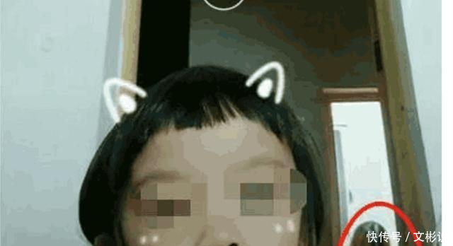 10岁女儿玩抖音, 不料老妈再一旁刚洗完澡, 都