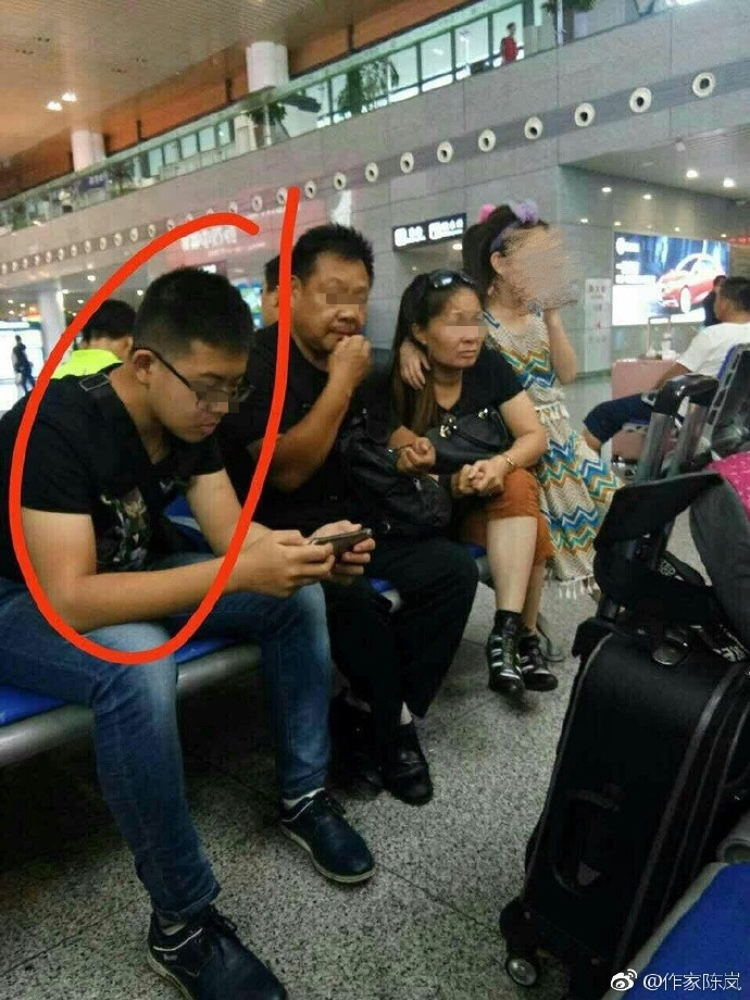 男子涉嫌公然猥亵小女孩 警方:已调查