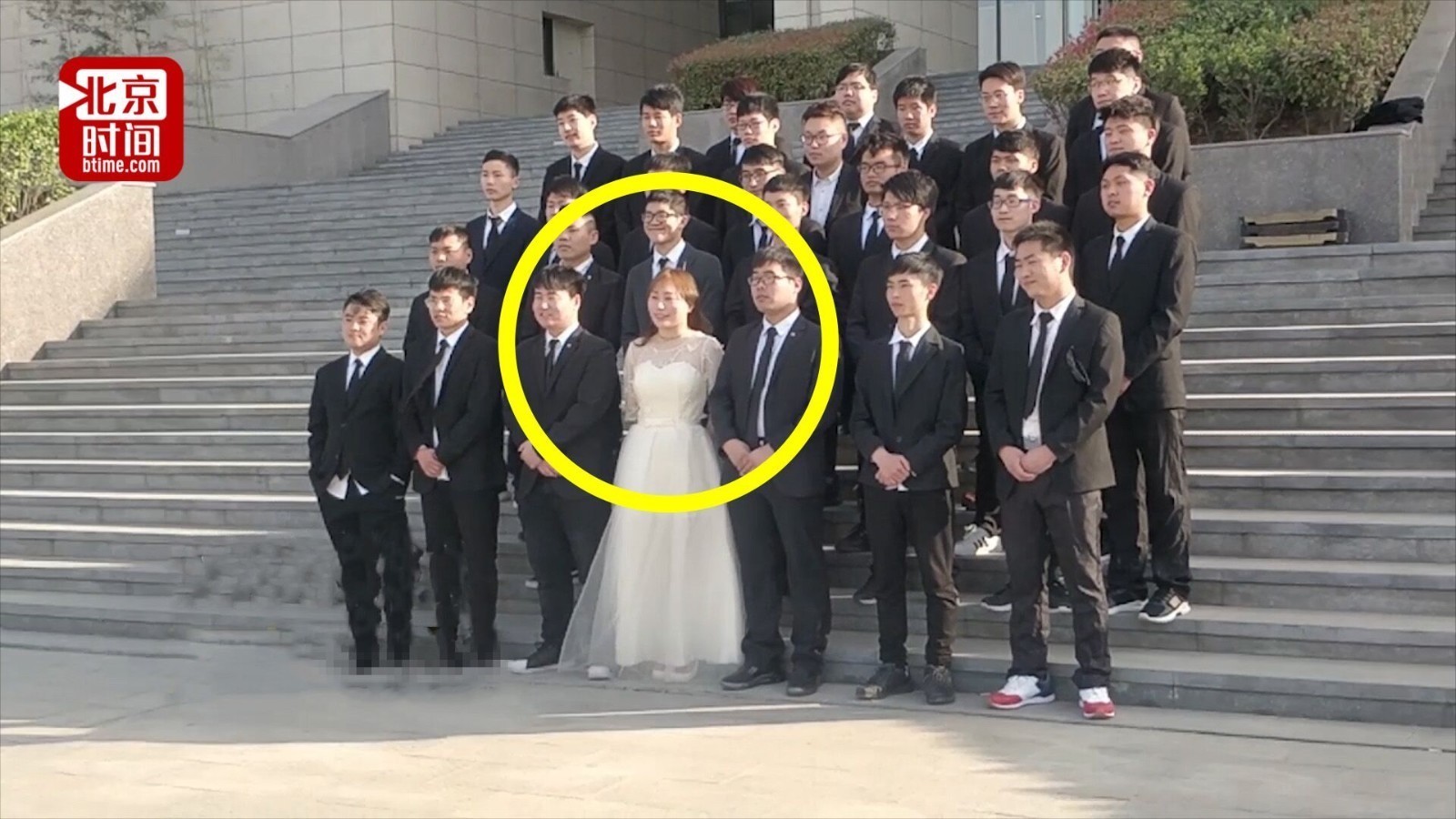 理工专业男多女少! 唯一女生借婚纱拍最美毕业照