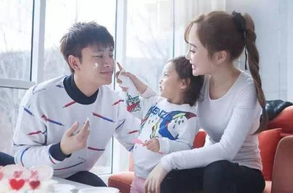 贾乃亮发飙护女,言语间暗示与李小璐现在关系