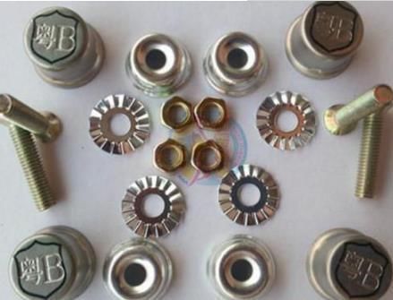 上牌时车牌上四个孔车管所只给两个螺丝?工作