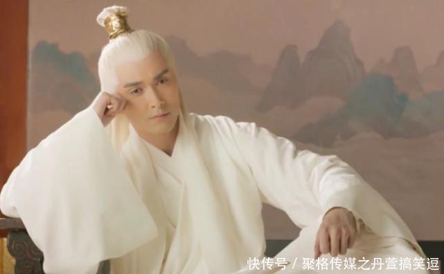 《三生三世》东华帝君在凤九承袭女君当天穿白