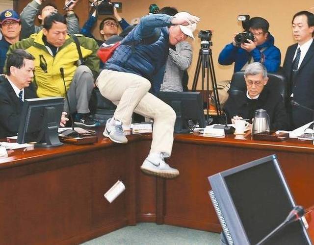 台退伍军人突袭蔡英文家抗议:跳上围墙猛踹门