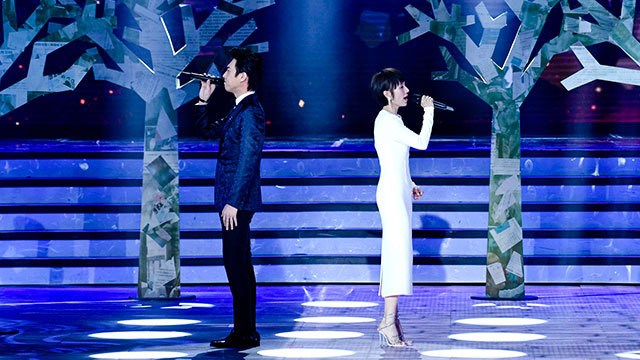 靳东袁泉深情合唱《当爱已成往事》