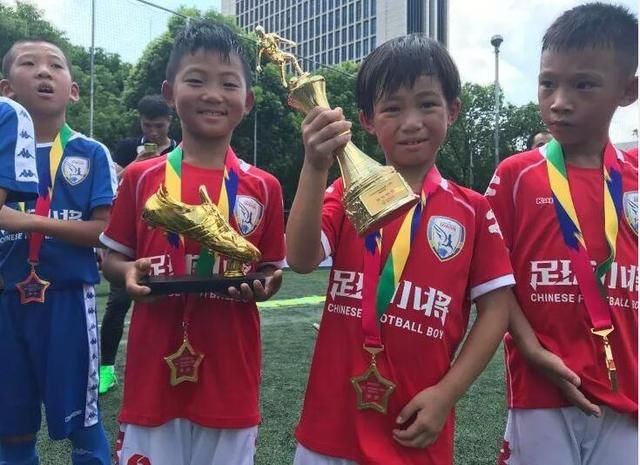 国足后继无人武磊已算顶级!太多人打着校园足