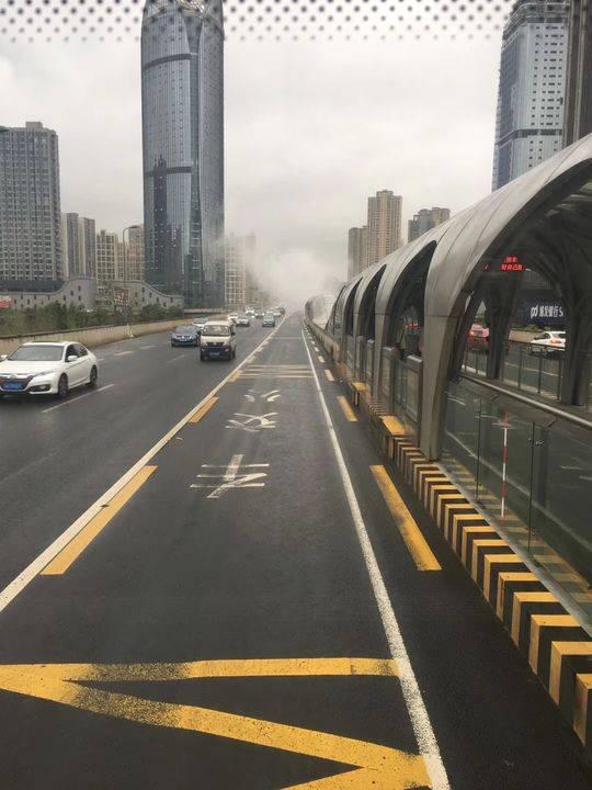 成都一快速公交突冒浓烟 无人员伤亡(图)