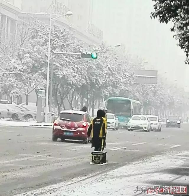 冰天雪地,洛阳一位外卖小哥火了!道路结冰湿滑