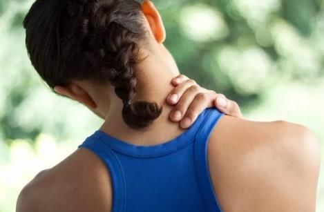 腰酸肩膀酸颈椎酸,按摩不当会瘫痪,用这个绝招