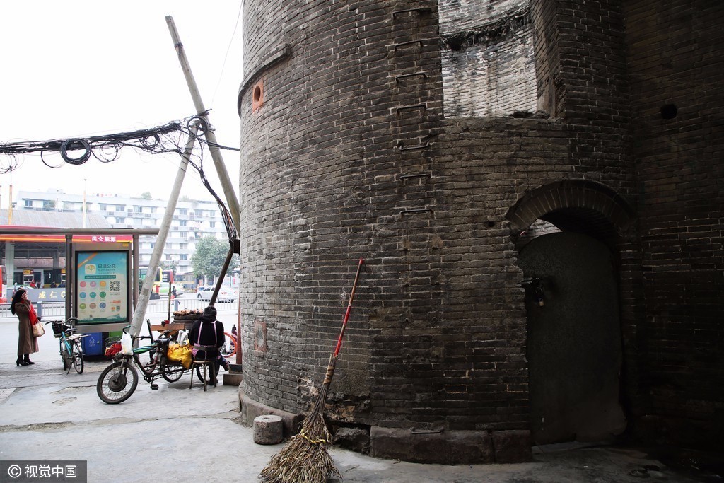 用青砖砌成,共有3层,下两层均留有射击孔,瞭望孔等,第3层设有4个炮台