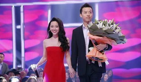 非诚勿扰女嘉宾跟老师们拥抱告别,乐嘉问了一个问题,孟非很尴尬