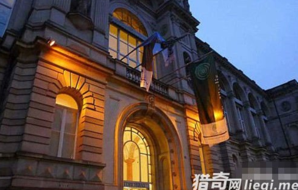 男女裸身混浴浴场让人脸红