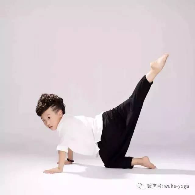 曹格妻子带Grace姐姐和Joe练瑜伽,原来这些孩