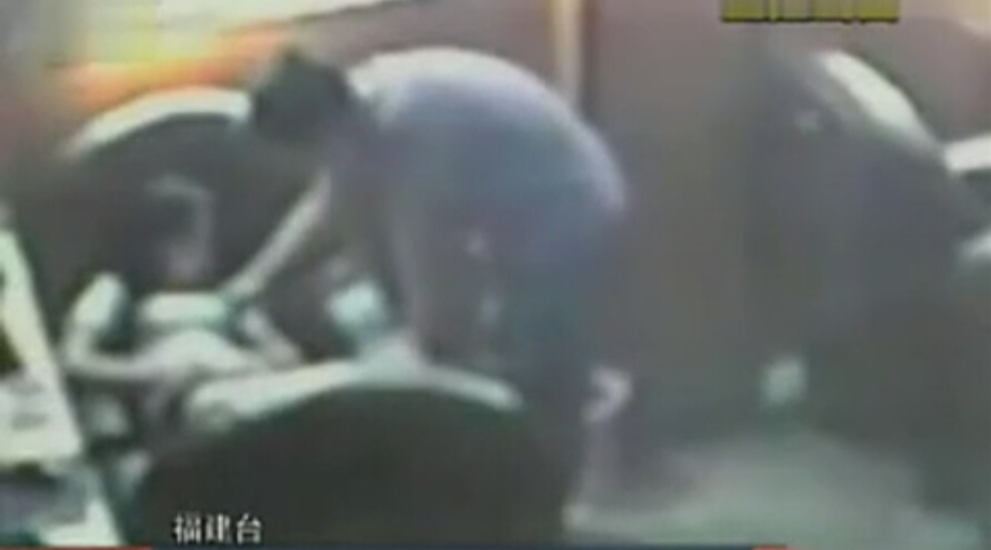 女孩网吧内熟睡 被猥琐男偷扒裤子伸进内衣乱摸