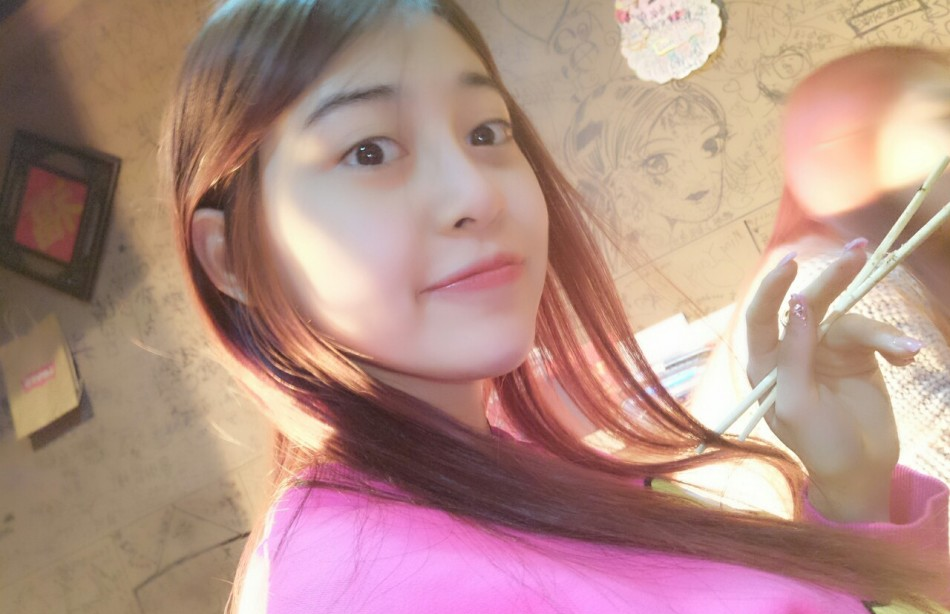 白山女子冰壶队三垒李博雅在冬运会期间因逆天颜值走红。近日,冰壶女神李博雅在微博上发出最新美照。