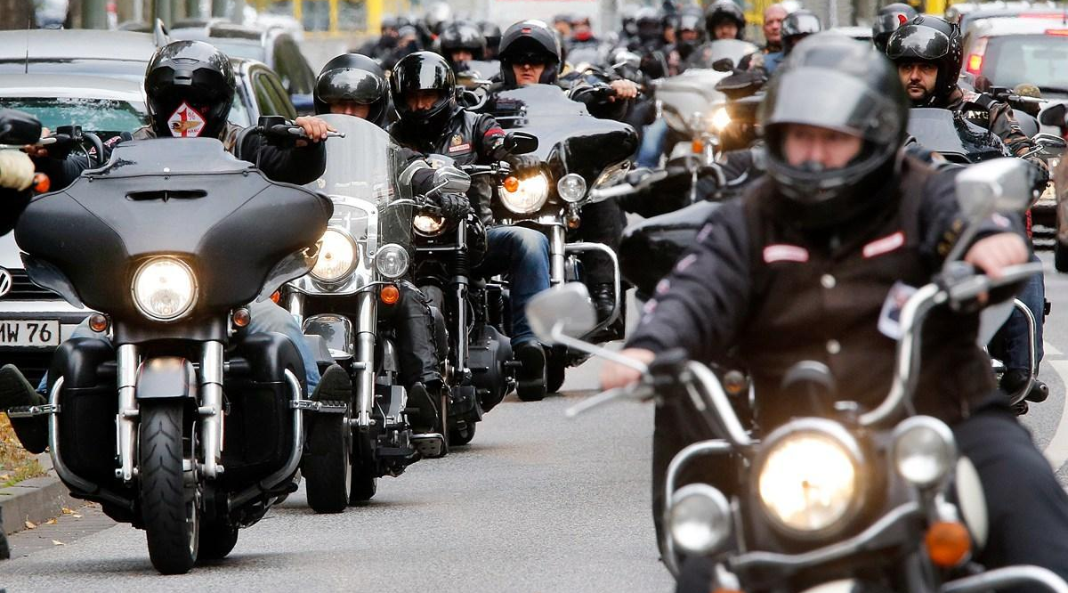 德国遭枪杀黑帮老大的葬礼 成员献花声势浩大 德国遭枪杀黑帮老大的葬礼 成员献花声势浩大