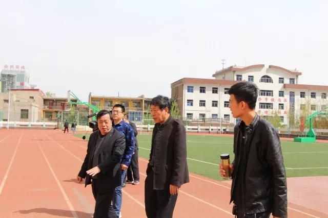 辛集市育才中学王津校长一行到我校参观考察衡