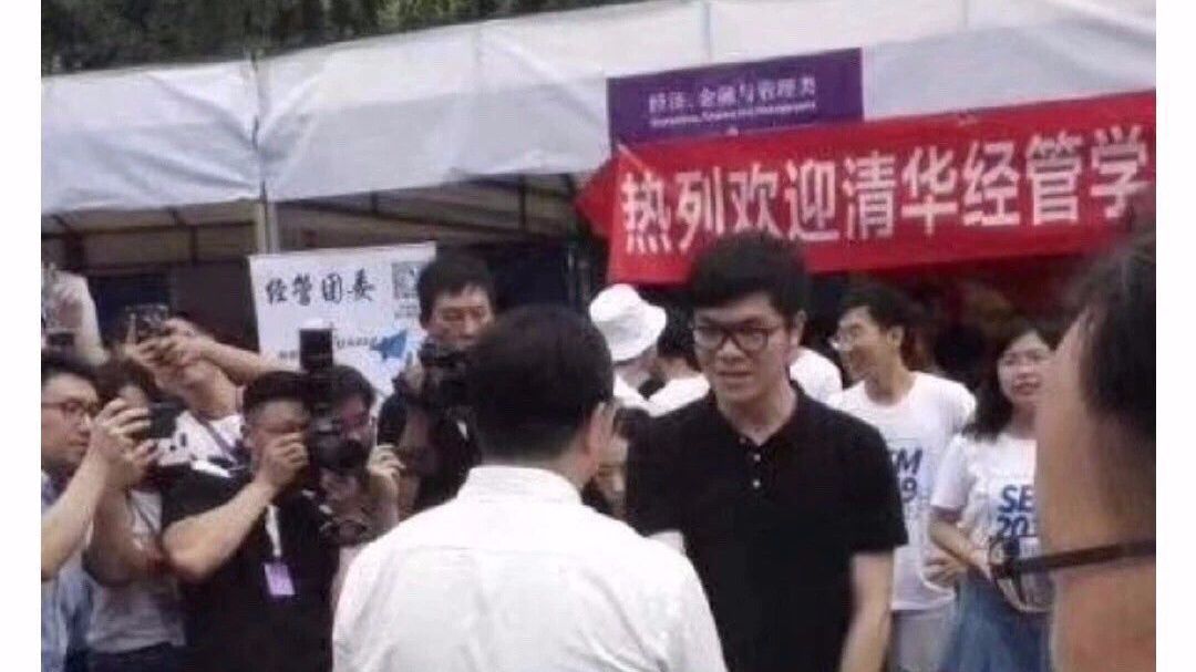 清华大学迎新标语出现错别字,校方:已成立工作组 清华大学迎新标语出现错别字,校方:已成立工作组