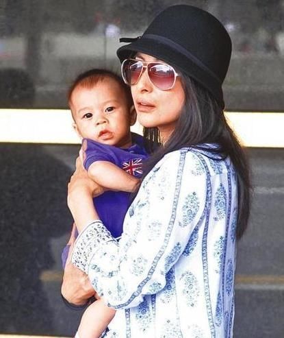 郭晶晶一家近照,女儿像奶奶,儿子竟像他?如今