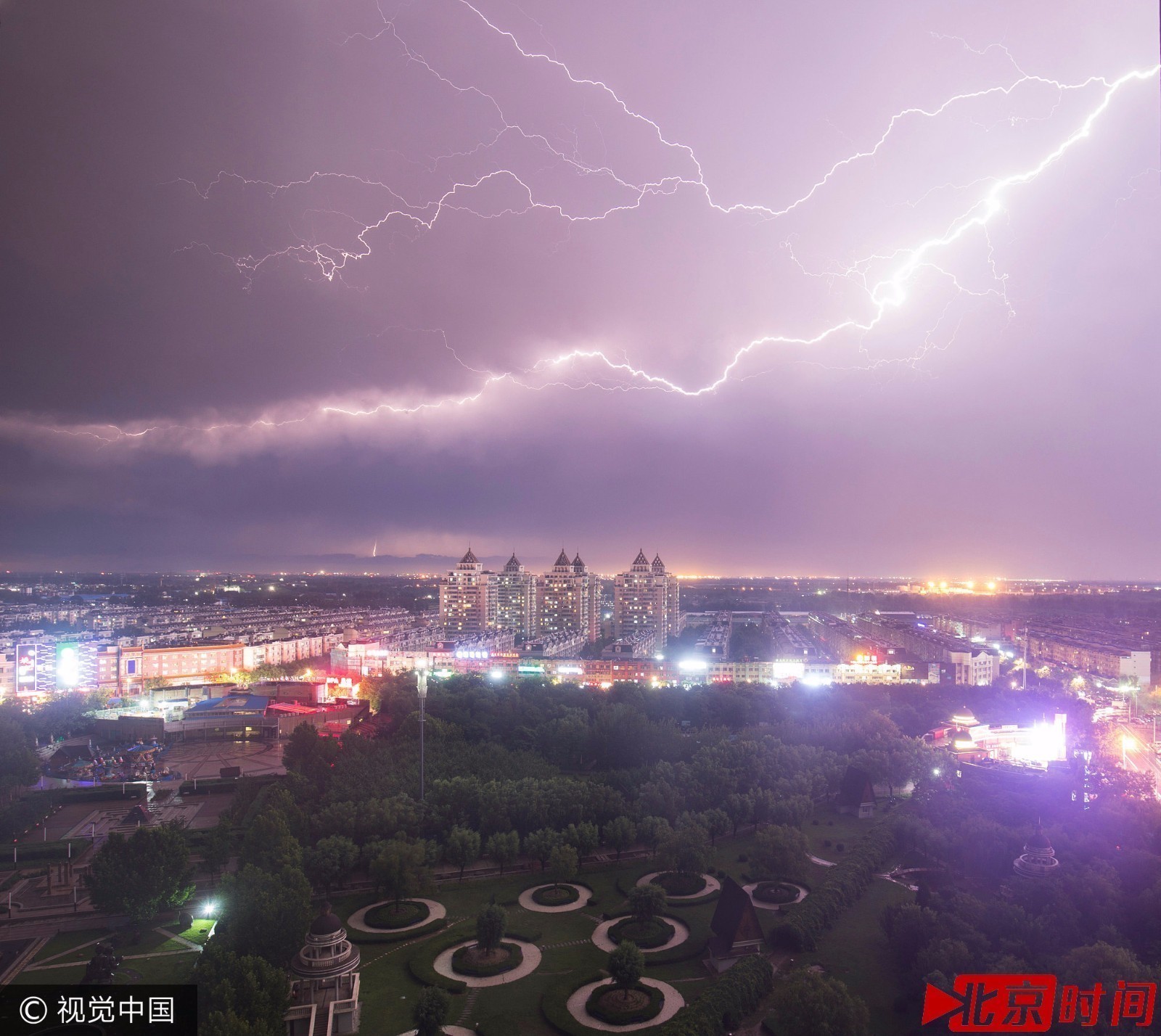 雷电震撼之美!飑线天气突袭北京