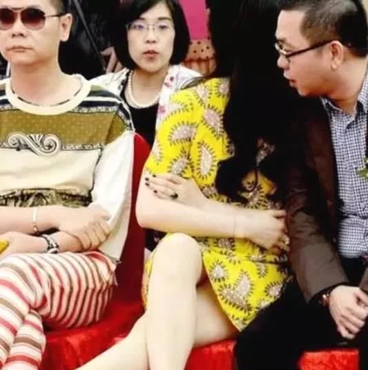 范冰冰出席活动,裙子太短遮不住,网友:都被这样