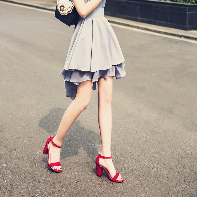 一字扣带凉鞋,小粗跟不磨脚后跟,搭短裤秀出修