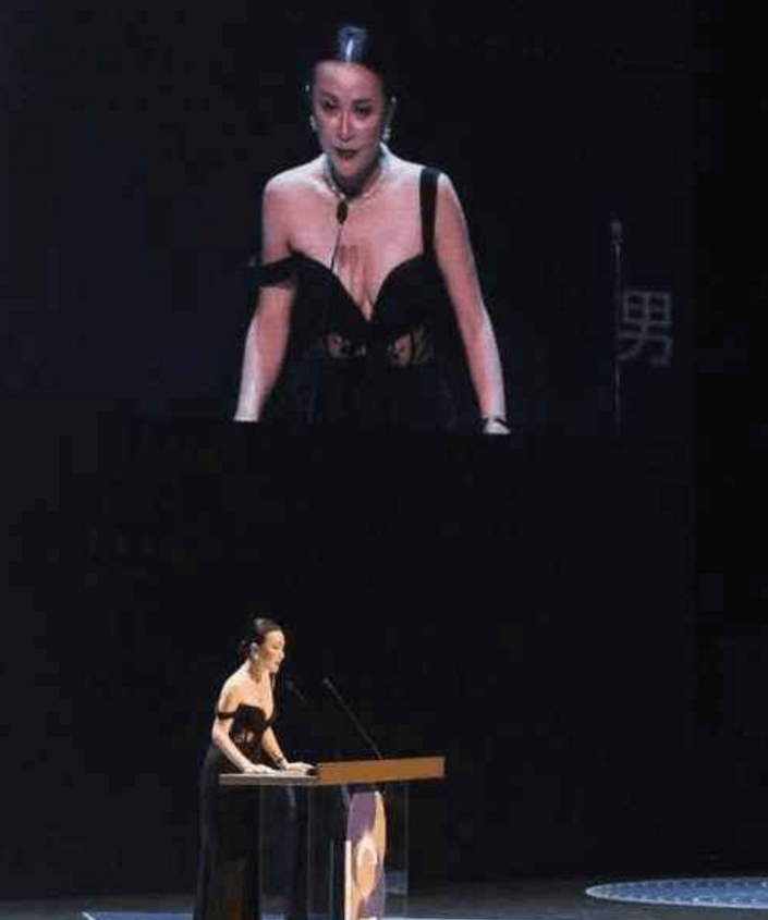 刘涛最想删除的照片, 颁奖盛典肩带意外滑落, 网