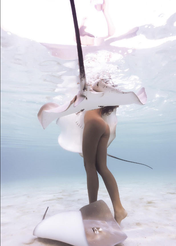 拉伊有三位最信任的海底摄影师，她喜欢穿着比基尼或是直接赤裸身体与她钟爱的鲨鱼们合影。