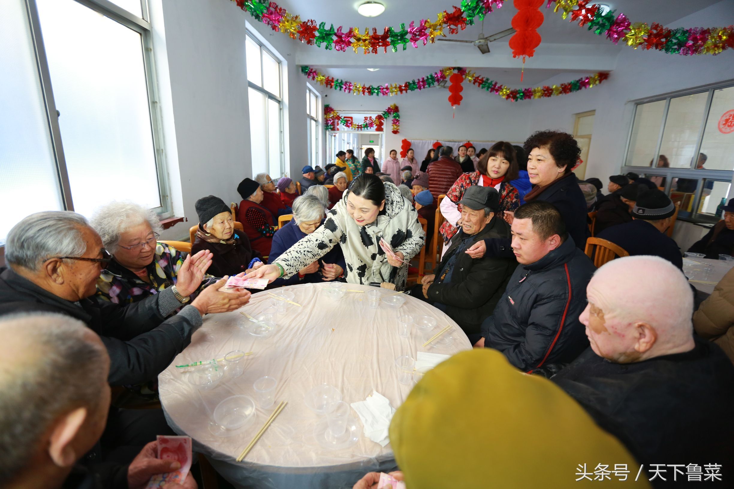 实拍:现场送168个千元红包,一对夫妇25载敬老