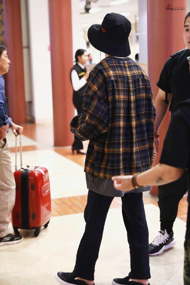 易烊千玺返程回国,还不好好穿鞋,与胖虎动作引